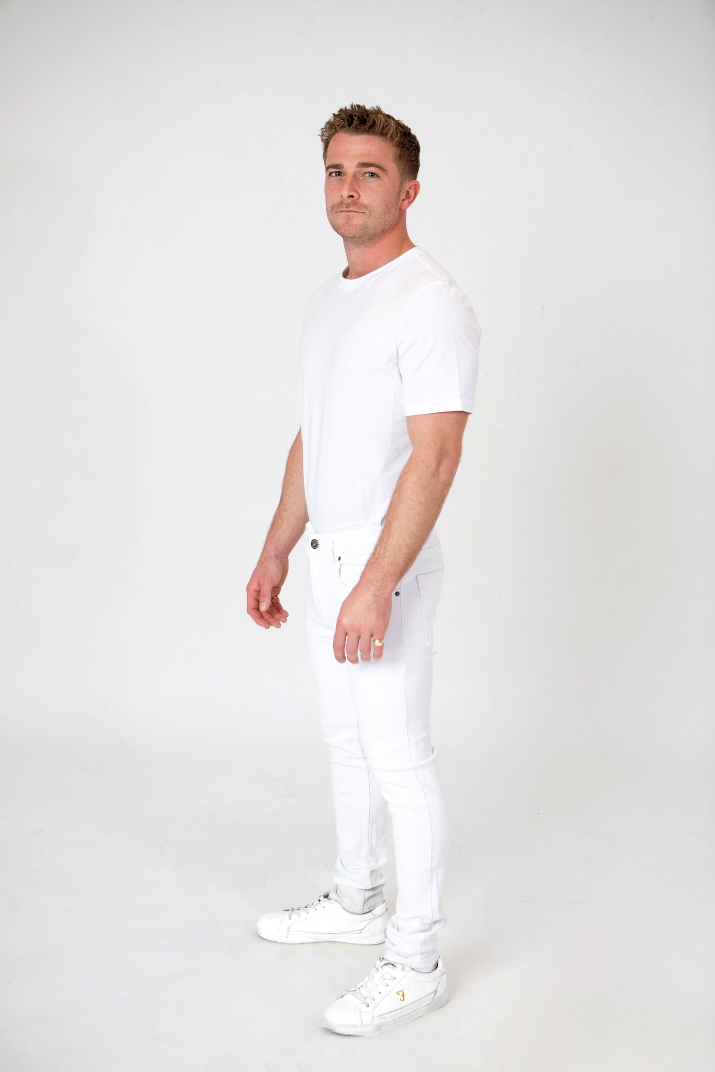 PURE COMFORT: WHITE COTTON DENIM RELAXED JEANS